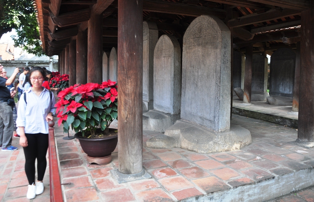 Từ khi c&oacute; r&agrave;o chắn kh&ocirc;ng c&ograve;n hiện tượng c&aacute;c sỹ tử tr&egrave;o l&ecirc;n đầu, l&ecirc;n cổ c&aacute;c cụ r&ugrave;a c&otilde;ng bia đ&aacute;.