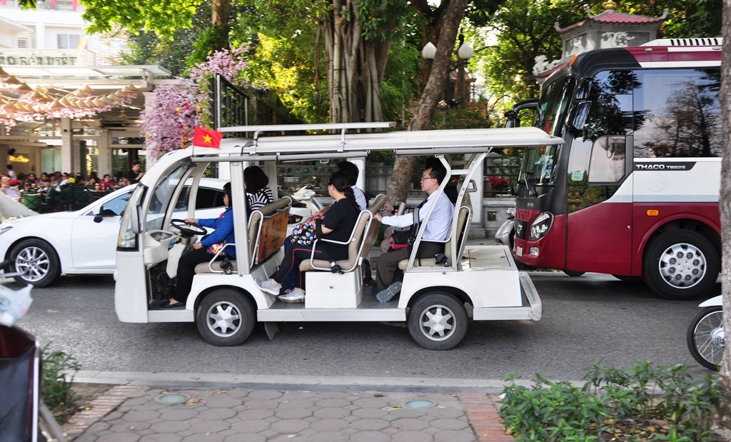 V&ograve;ng quanh Hồ Gươm