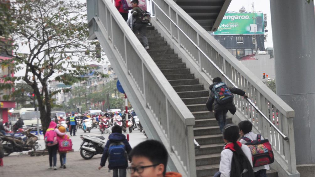 Cầu vượt đường bộ vẫn được nhiều ch&aacute;u nhỏ sử dụng.