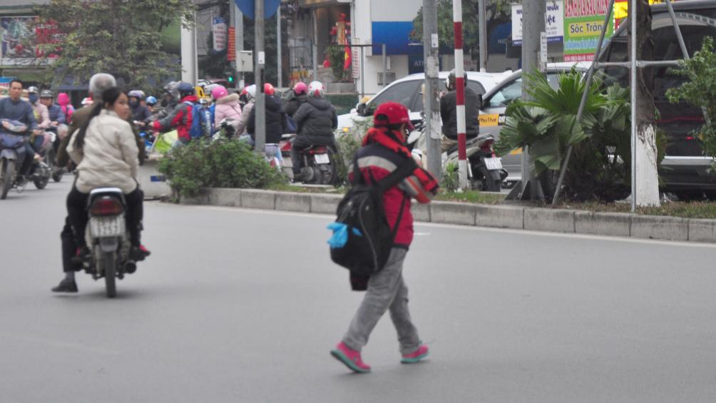 C&oacute; cầu vượt nhưng ch&aacute;u học sinh n&agrave;y bắt chước người lớn tự sang đường, độ nguy hiểm cao.