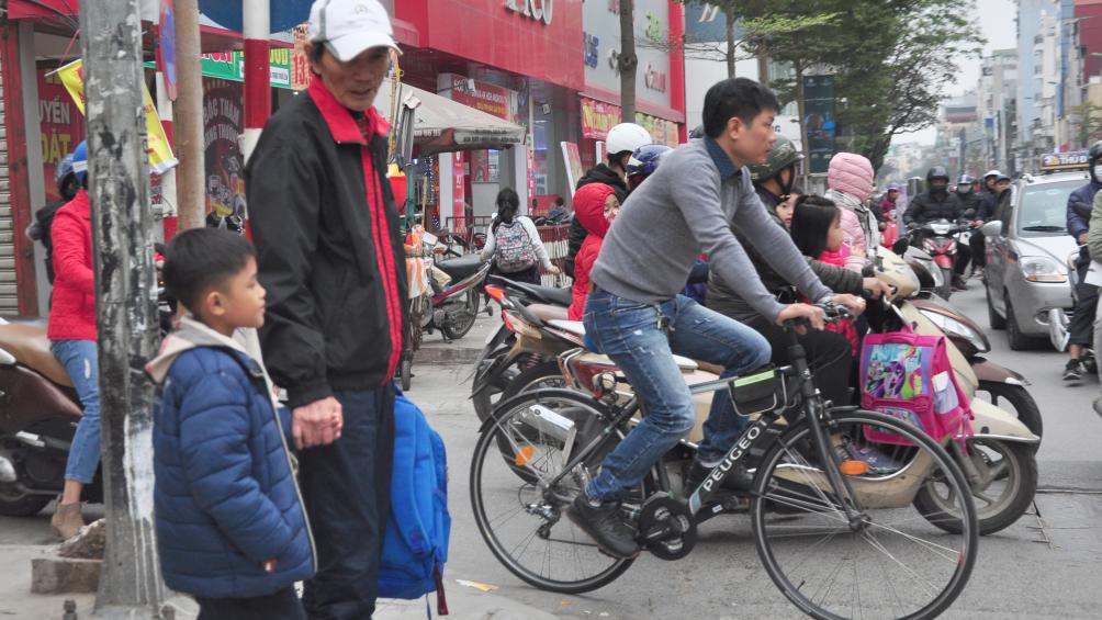 Người lớn chấp h&agrave;nh luật giao th&ocirc;ng để con trẻ noi theo, x&acirc;y dựng một x&atilde; hội văn minh, an to&agrave;n.