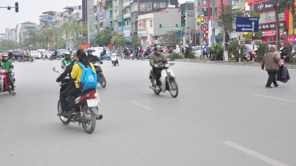 Chị N.T H, một phụ huynh học sinh c&oacute; hai con nhỏ học tại trường tiểu học Phương Li&ecirc;n tr&ecirc;n đường X&atilde; Đ&agrave;n cho biết: "Nh&agrave; t&ocirc;i gần ngay đ&acirc;y n&ecirc;n chọn giải ph&aacute;p đi ngược đường cho nhanh, chứ đi l&ecirc;n tận n&uacute;t giao Giải Ph&oacute;ng - X&atilde; Đ&agrave;n quay lại th&igrave; xa qu&aacute;, d&ugrave; biết đi thế l&agrave; nguy hiểm, tr&aacute;i luật nhưng t&ocirc;i cứ liều...".