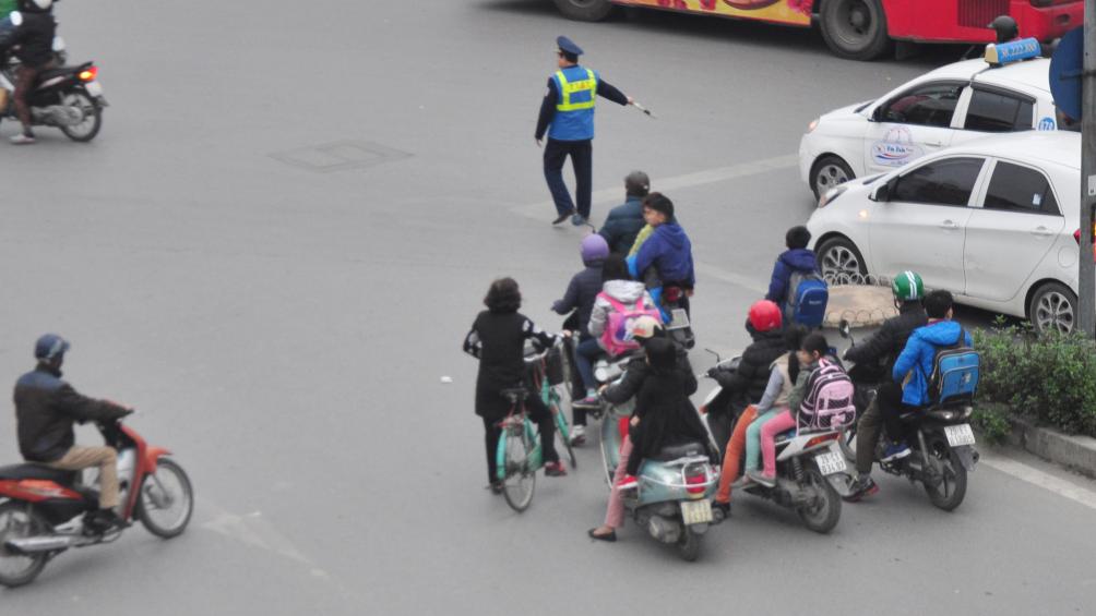 Nhiều người c&ograve;n ngang nhi&ecirc;n đi ngược chiều ngay trước mặt lực lượng chức năng.