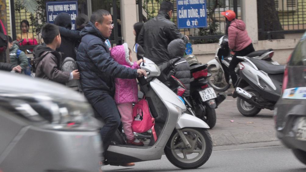 Nhiều phụ huynh đ&oacute;n con kh&ocirc;ng đội mũ bảo hiểm