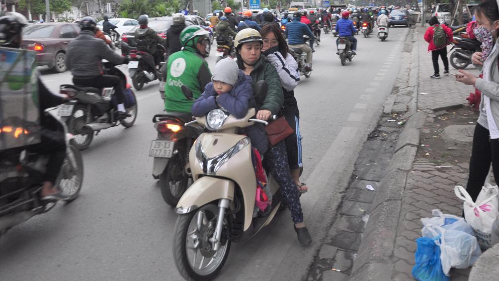 Tại trường tiểu học Phương Li&ecirc;n tr&ecirc;n đường X&atilde; Đ&agrave;n, rất nhiều phụ huynh chở con đi ngược chiều trong giờ cao điểm.