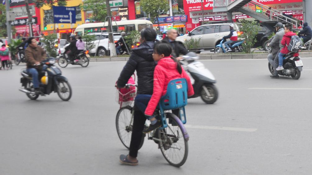 Xe đạp chở học sinh cũng đi ngược chiều.