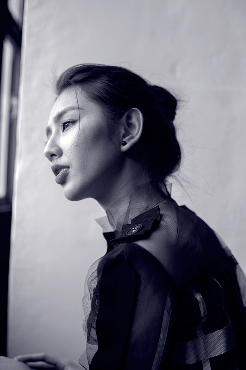 Trong bộ h&igrave;nh mới, Th&ugrave;y Ti&ecirc;n g&acirc;y ấn tượng với gương mặt nhẹ nh&agrave;ng, c&ugrave;ng m&aacute;i t&oacute;c b&uacute;i bu&ocirc;ng lơi tự nhi&ecirc;n.