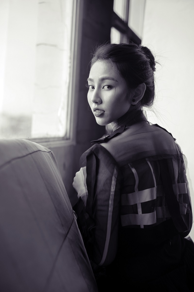 Diện trang phục với t&ocirc;ng m&agrave;u đen, trắng, kiểu d&aacute;ng đơn giản, Th&ugrave;y Ti&ecirc;n mang tới h&igrave;nh ảnh qu&yacute; c&ocirc; thanh lịch, thời trang v&agrave; cuốn h&uacute;t.