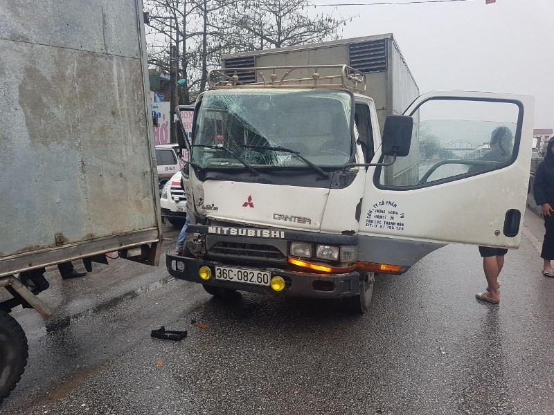 Th&ecirc;m mọt chiếc xe tải cũng bị "vạ l&acirc;y"