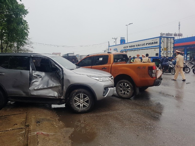 1 trong hai xe &ocirc; t&ocirc; tải đang sang đường