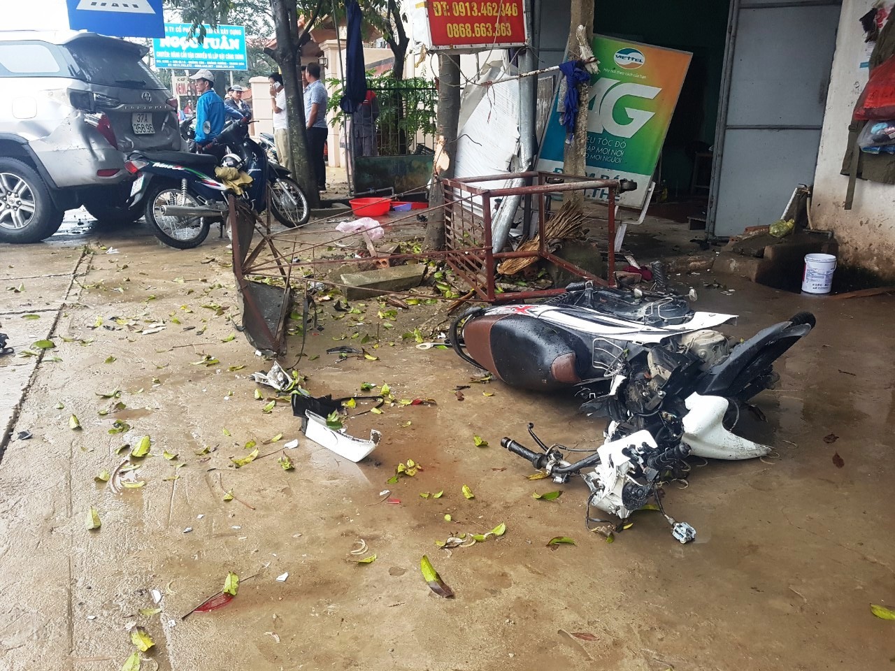 Xe m&aacute;y 36B1- 640.20  do hai vợ chồng trẻ đi bị h&uacute;c văng l&agrave;m cặp vợ chồng n&agrave;y bị thương nặng phải chuyển ra H&agrave; Nội cấp cứu