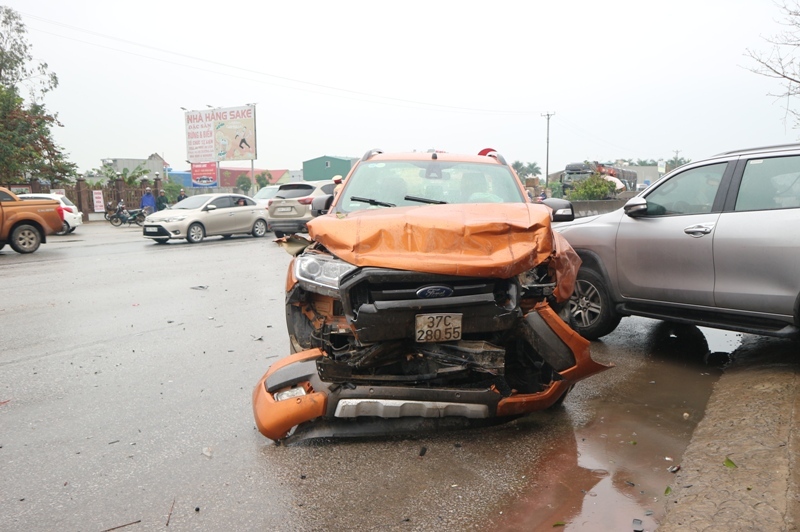 Chiếc xe b&aacute;n tải bị m&oacute;p phần đầu...