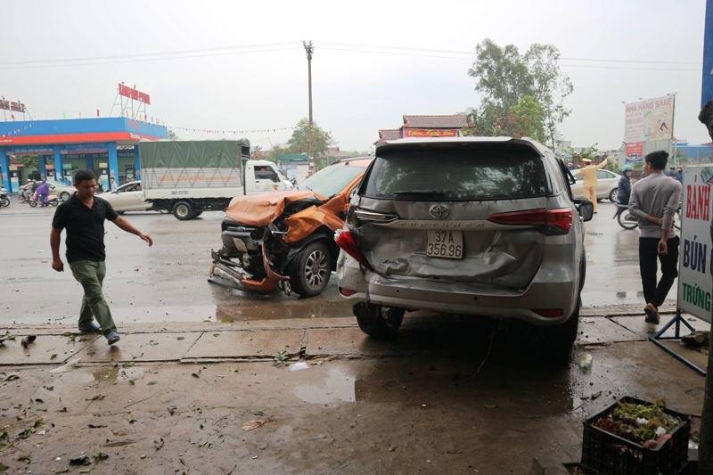 Cả hai chiếc xe &ocirc; t&ocirc; bị b&oacute;p m&eacute;o