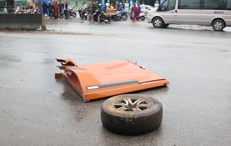 Nắp ca bin v&agrave; chiếc hộp dự ph&ograve;ng tr&ecirc;n xe b&aacute;n tải văng ra ngo&agrave;i đường