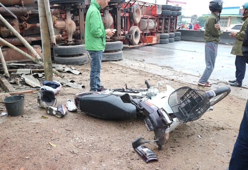 Chiếc xe m&aacute;y dựng ven đường bị xe container h&uacute;c văng