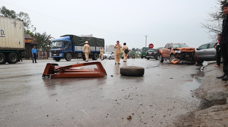 Hiện trường xảy ra vụ TNGT li&ecirc;n ho&agrave;n l&agrave;m 1 người chết v&agrave; 3 người kh&aacute;c bị thương