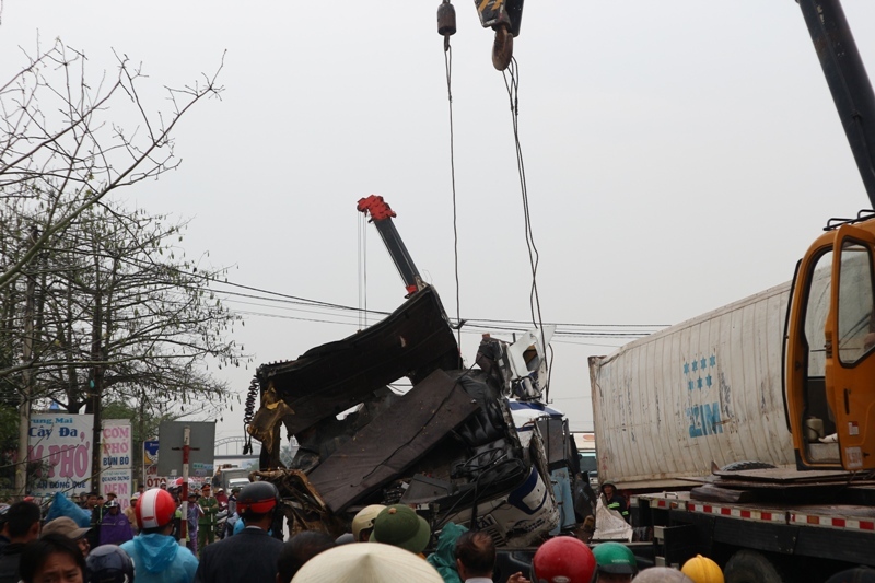 Đầu xe container đang được cẩu ra khỏi hiện trường