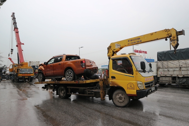 Lực lượng chức năng huy động 2 cẩu lớn v&agrave; một cẩu nhỏ tới hiện trường để đưa c&aacute;c phương tiện gặp nạn ra khỏi hiện trường