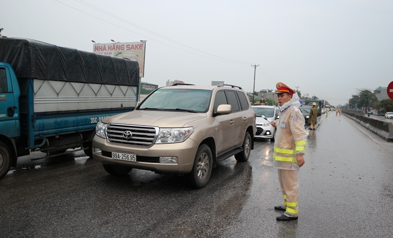 Để tr&aacute;nh &ugrave;n tắc, lực lượng CSGT đ&atilde; phải dầm mưa ph&acirc;n luồng giao th&ocirc;ng tr&ecirc;n QL1A