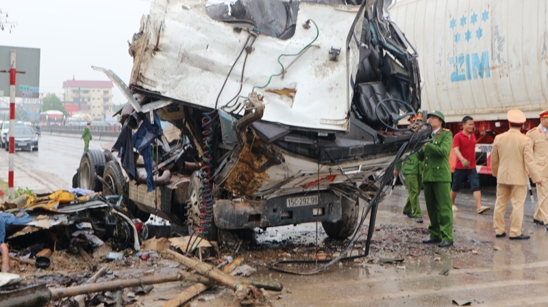 Cơ quan c&ocirc;ng an đang kh&aacute;m nghiệm hiện trường