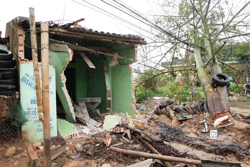 Một phần nh&agrave; d&acirc;n bị h&uacute;c bay
