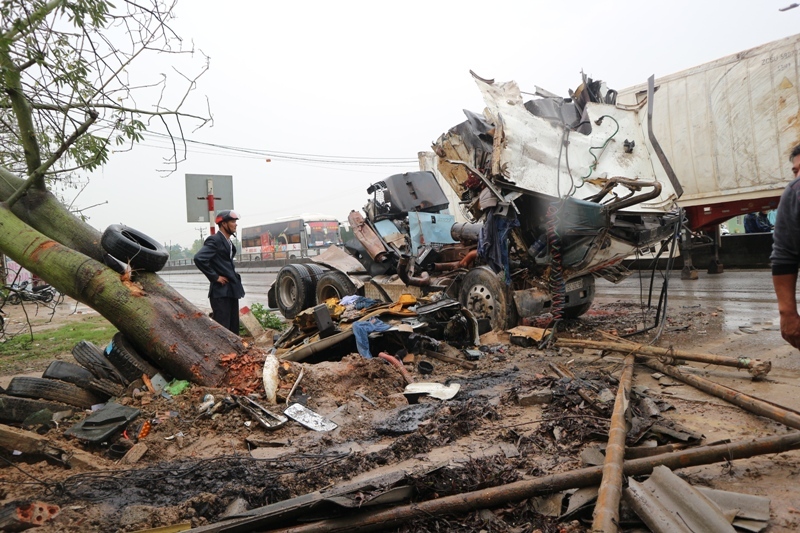 Ngổn ngang hiện trường xe container đ&acirc;m lật nghi&ecirc;ng