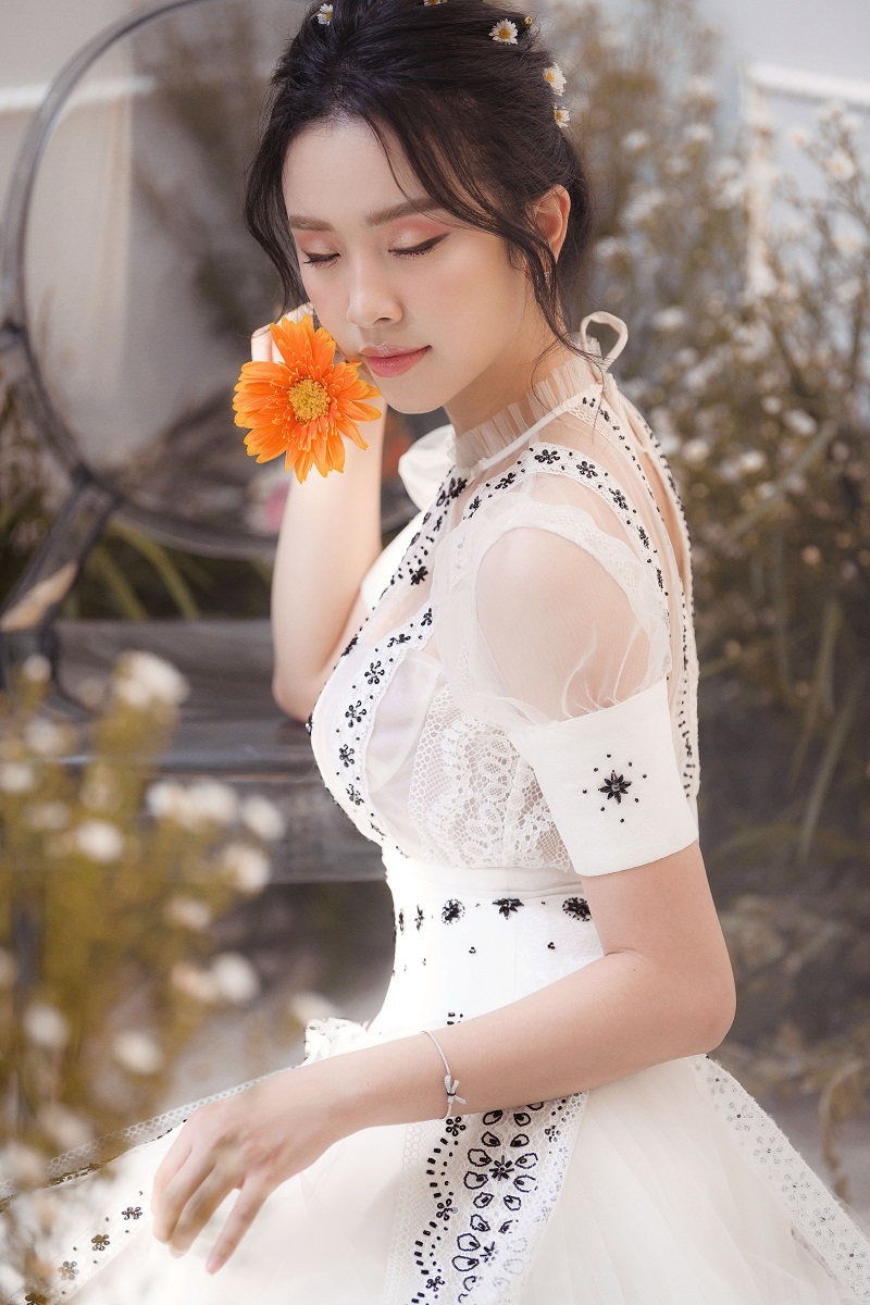 Với v&oacute;c d&aacute;ng thanh mảnh, c&ugrave;ng l&agrave;n da trắng sứ, Th&uacute;y An dễ d&agrave;ng truyền tải được &yacute; đồ của bộ trang phục.