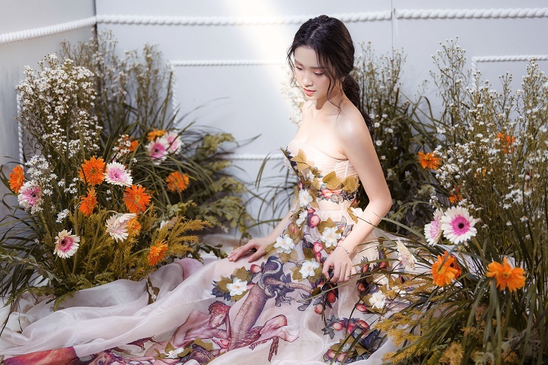 Điều n&agrave;y thể hiện kh&aacute; r&otilde; khi trong mỗi bức h&igrave;nh, c&ocirc; đều khoe được thần th&aacute;i ngọt ng&agrave;o, quyến rũ của m&igrave;nh.