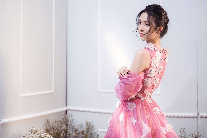 Diện những mẫu đầm c&ocirc;ng ch&uacute;a, mang hơi hướng cổ t&iacute;ch, c&ugrave;ng kiểu t&oacute;c bu&ocirc;ng lơi v&agrave; lối trang điểm nhẹ nh&agrave;ng, n&agrave;ng &aacute;hậu thả d&aacute;ng b&ecirc;n hoa.