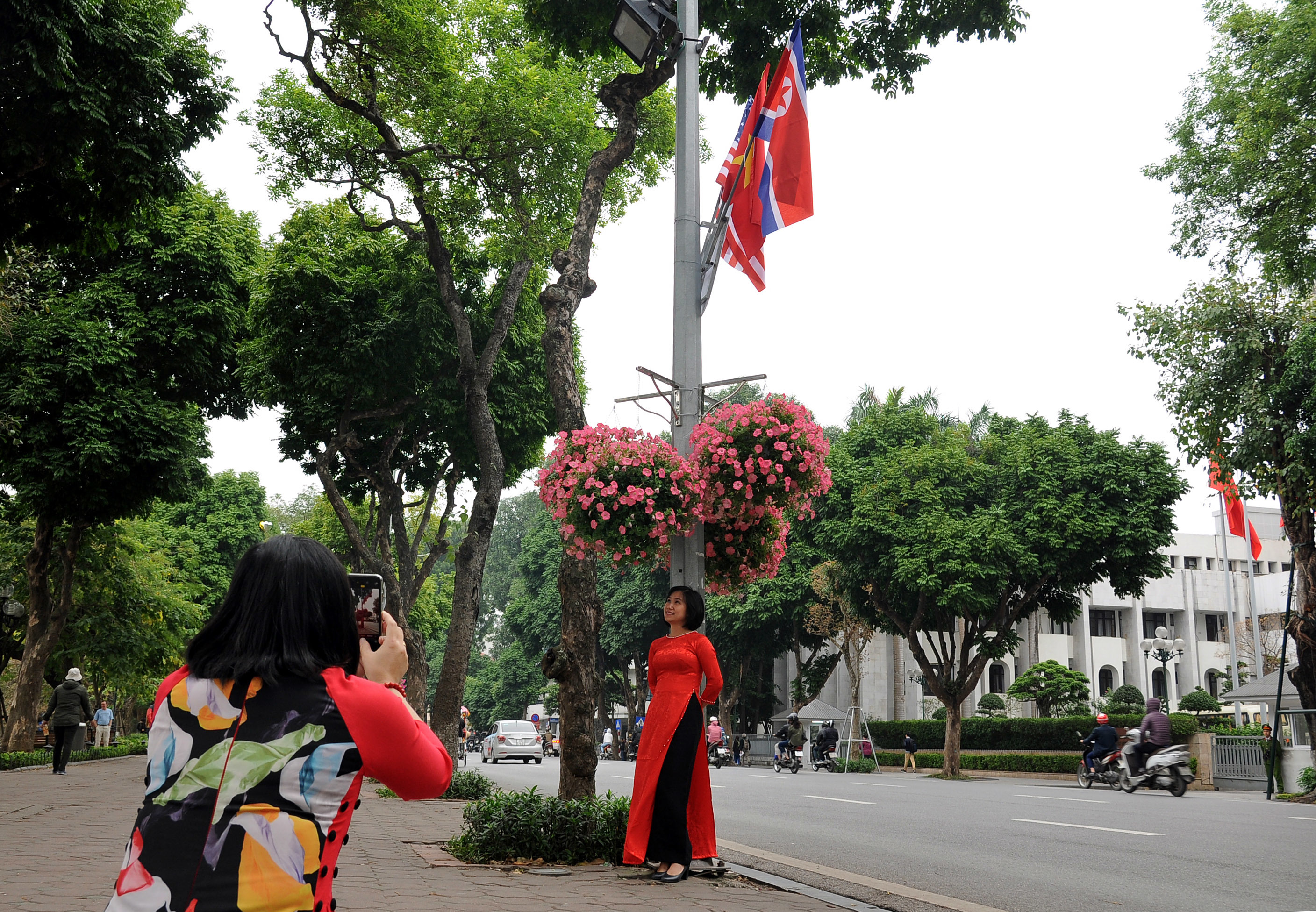 Cuộc gặp diễn ra đ&uacute;ng dịp m&ugrave;a xu&acirc;n, hoa nở rực rỡ