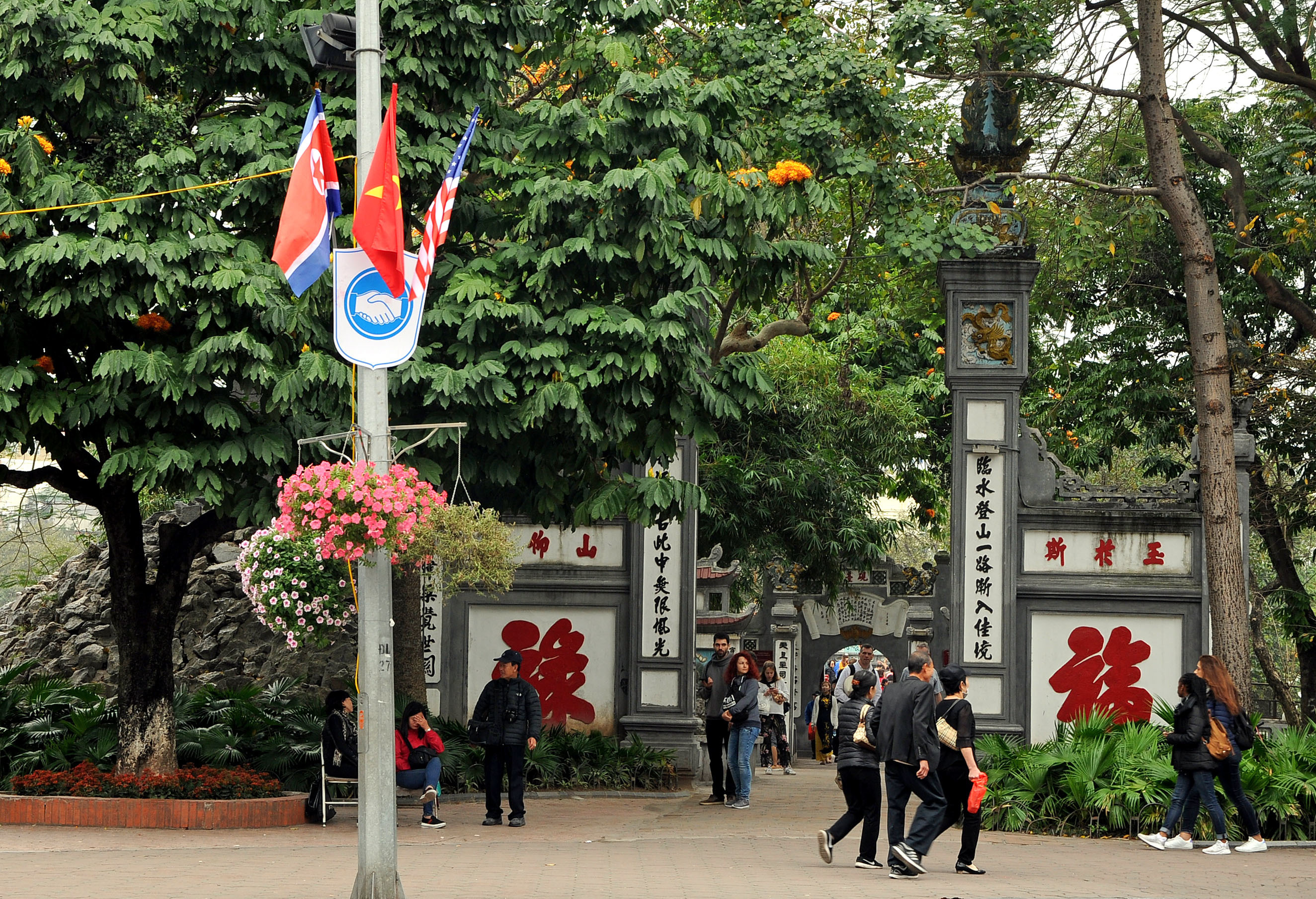 Khu vực đền Ngọc Sơn nơi c&oacute; nhiều du kh&aacute;ch tham quan, đ&acirc;y cũng l&agrave; dịp để bạn b&egrave; quốc tế cảm nhận H&agrave; Nội thanh b&igrave;nh, hiếu kh&aacute;ch