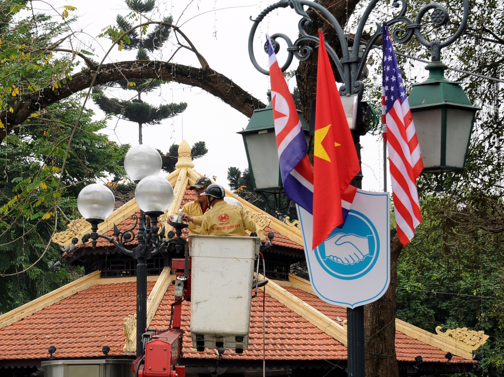 Thay b&oacute;ng đ&egrave;n khu vực vườn hoa L&yacute; Th&aacute;i Tổ