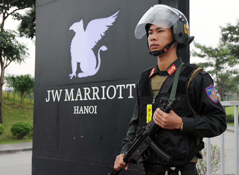 C&aacute;c chiến sỹ thuộc Bộ Tư lệnh CSCĐ đ&atilde; tạo n&ecirc;n một h&agrave;ng r&agrave;o an ninh vững chắc quanh nơi ở của Tổng thống Donald Trump.