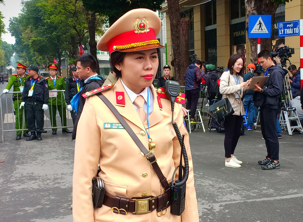 Lực lượng CSGT H&agrave; Nội li&ecirc;n tục trải qu&acirc;n ứng trực, tham gia điều tiết giao th&ocirc;ng, đặc biệt quanh khu vực kh&aacute;ch sạn  Metropole, nơi diễn ra cuộc gặp quan trọng của nguy&ecirc;n thủ hai nước Mỹ v&agrave; Triều Ti&ecirc;n (Trong ảnh: Đại &uacute;y L&ecirc; Thị Hồng l&agrave;m nhiệm vụ tr&ecirc;n đường L&yacute; Th&aacute;i Tổ