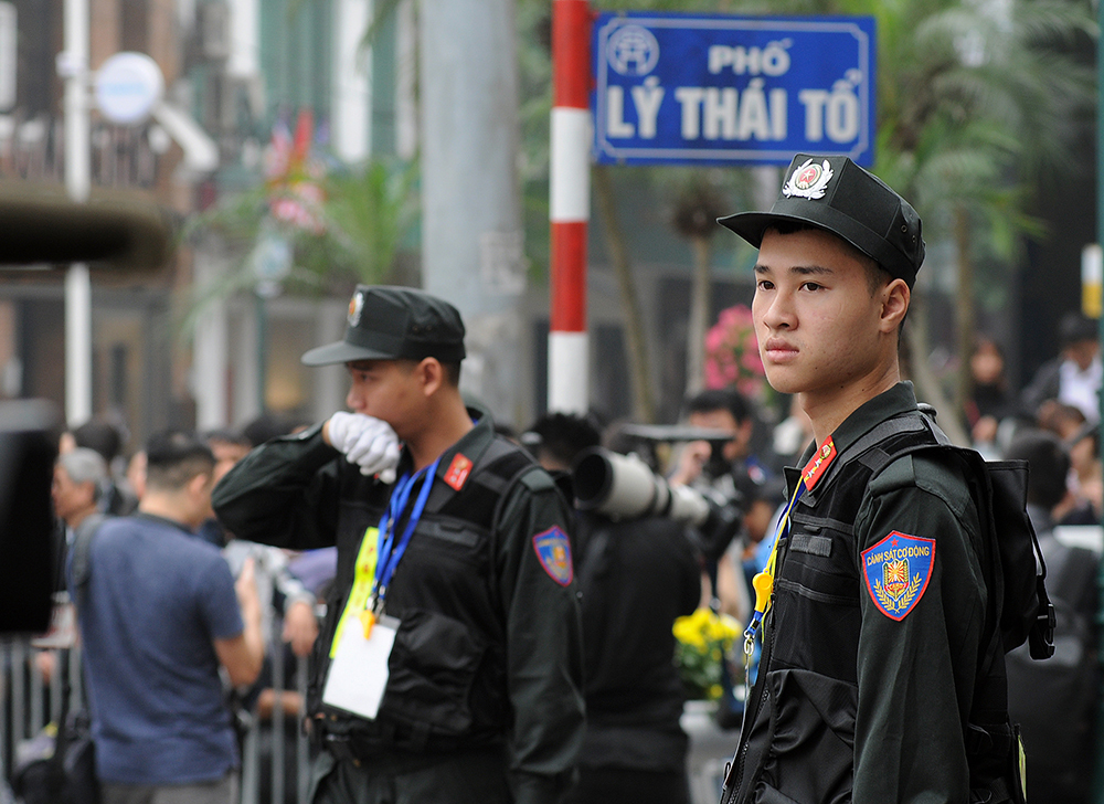 Chiến sĩ CSCĐ Đo&agrave;n Văn Nam tập trung quan s&aacute;t c&aacute;c diễn biến xung quanh khu vực chốt chặn