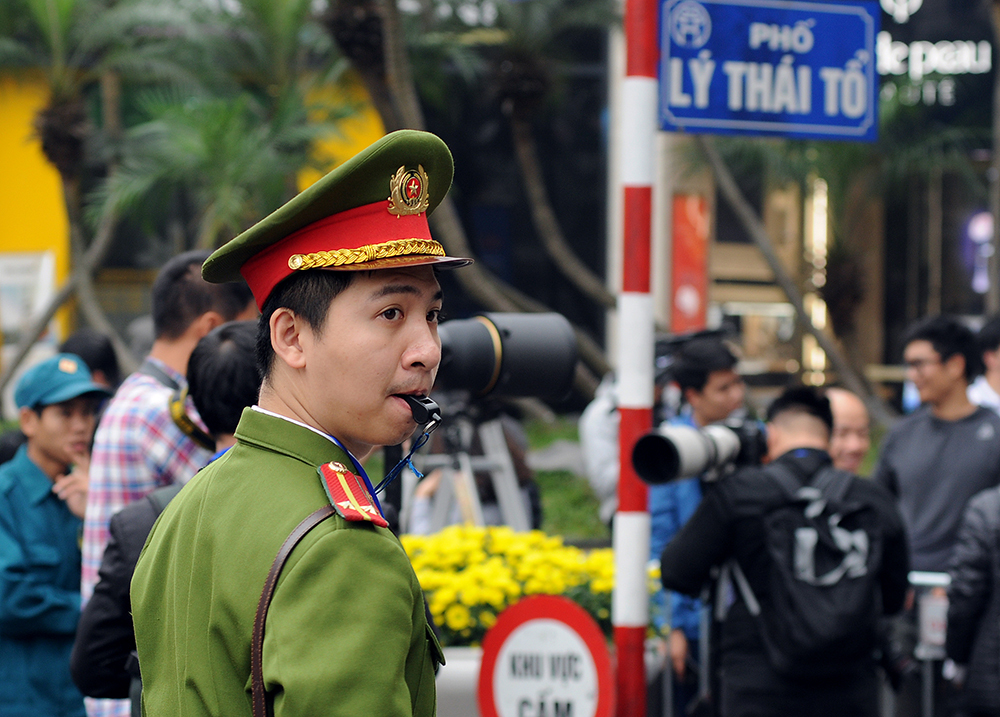 C&ocirc;ng an 18 phường thuộc quận Ho&agrave;n Kiếm những ng&agrave;y qua lu&ocirc;n trong trạng th&aacute;i sẵn s&agrave;ng l&agrave;m nhiệm vụ khi c&oacute; lệnh điều động (Trong ảnh: Trung &uacute;y Phạm Đức Huy, c&ocirc;ng an phường Đồng Xu&acirc;n đảm bảo an ninh tr&ecirc;n đường L&yacute; Th&aacute;i Tổ