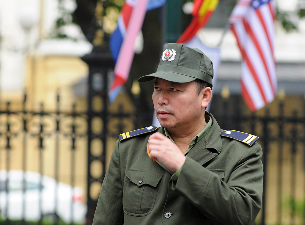 Anh Đỗ Văn Tuấn, thuộc lực lượng d&acirc;n ph&ograve;ng phường Tr&agrave;ng Tiền hỗ trợ bảo đảm giao th&ocirc;ng quanh khu vực Nh&agrave; H&aacute;t Lớn