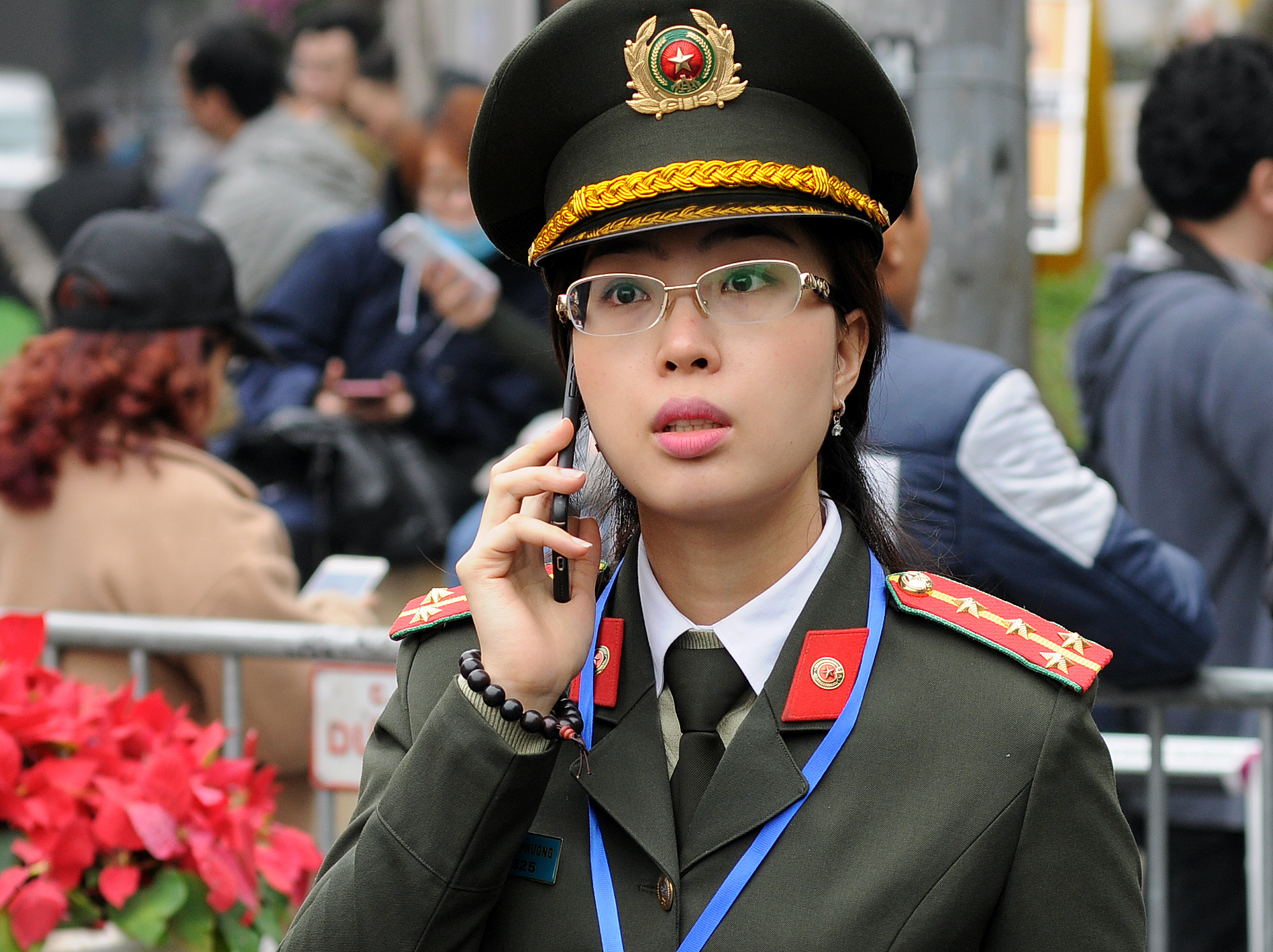 Nữ chiến sĩ an ninh l&agrave;m nhiệm vụ gần kh&aacute;ch sạn Metropole