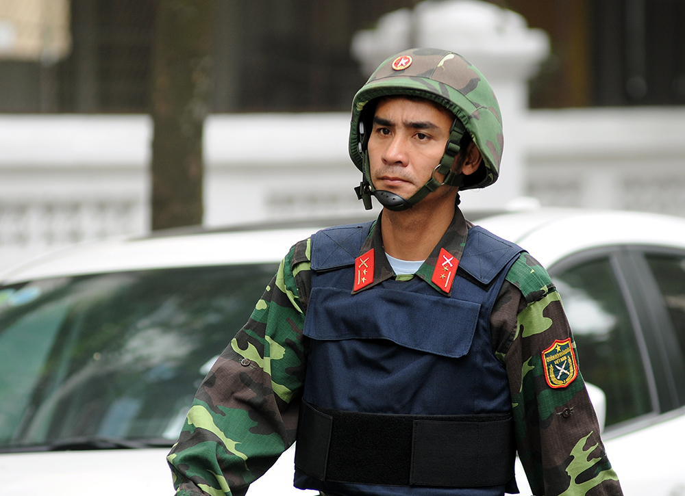 Chiến sỹ thuộc một đơn vị qu&acirc;n đội tuần tra tr&ecirc;n đường T&ocirc;ng Đản, gần kh&aacute;ch sạn Metropole