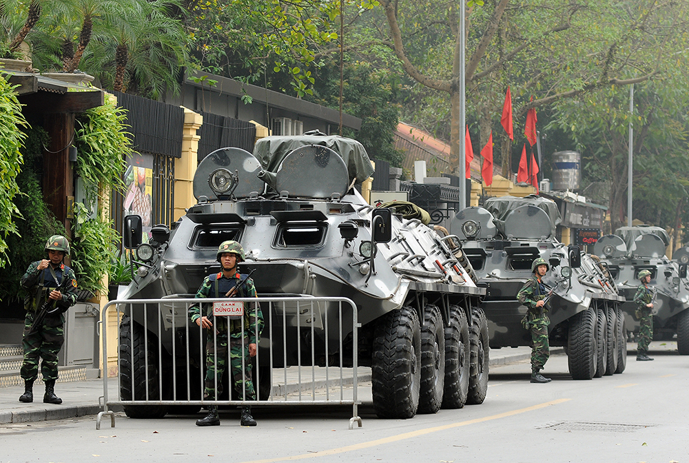 Xe thiết gi&aacute;p của qu&acirc;n đội t&uacute;c trực ph&iacute;a sau Nh&agrave; H&aacute;t Lớn, sẵn s&agrave;ng l&agrave;m nhiệm vụ khi c&oacute; lệnh