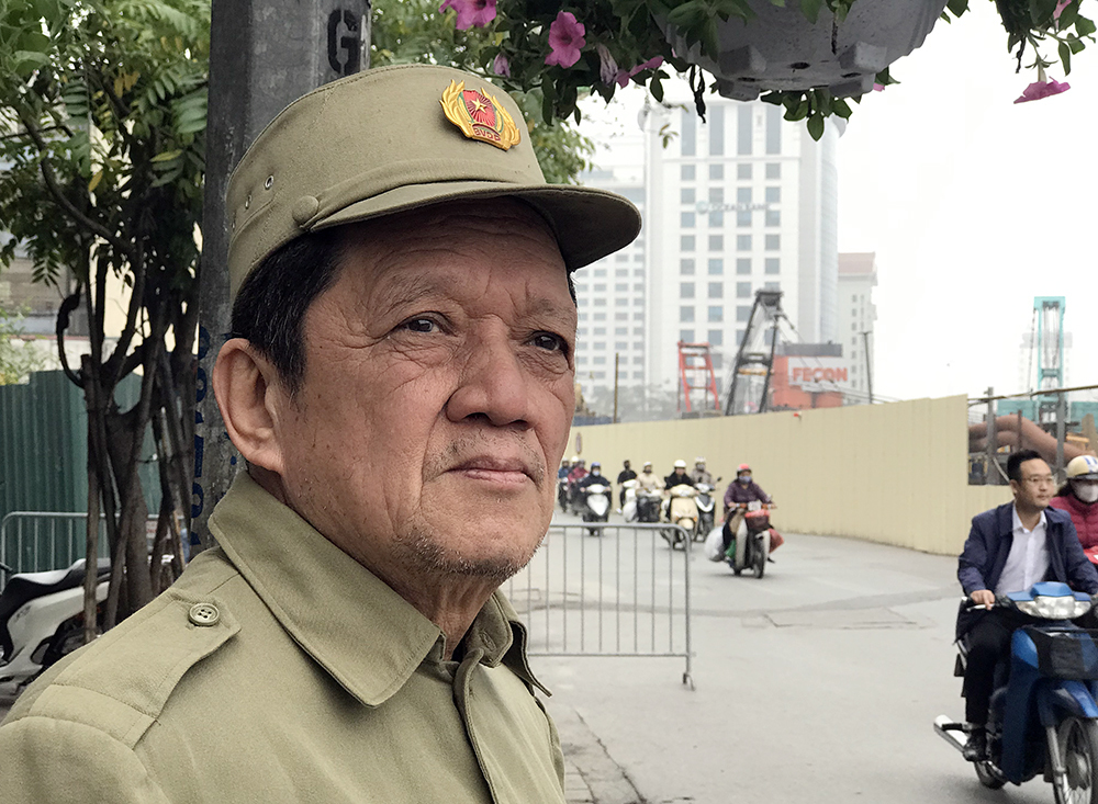 Lực lượng d&acirc;n ph&ograve;ng hỗ trợ rất t&iacute;ch cực ở những điểm n&oacute;ng &ugrave;n tắc, đảm bảo giao th&ocirc;ng th&ocirc;ng suốt