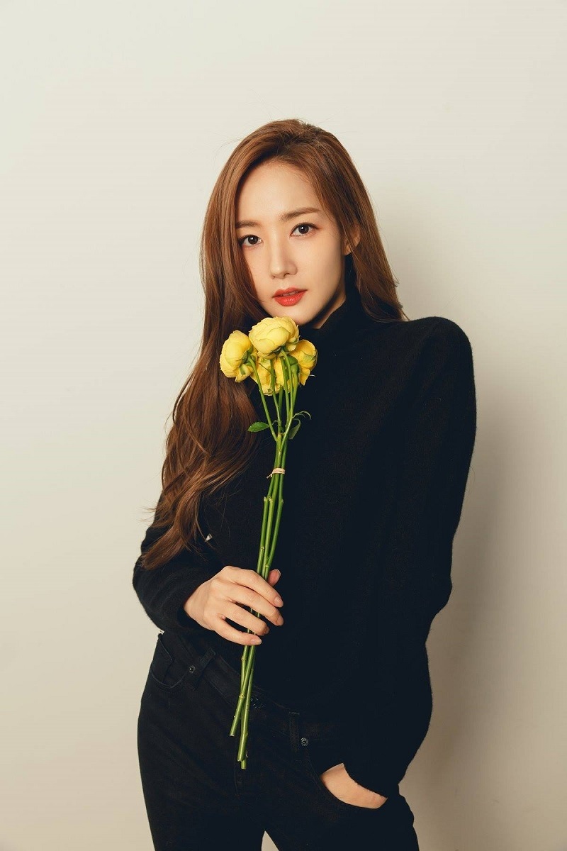 Thời gian gần đây, Park Min Young đang bận rộn cho dự án phim mới mang tên Her private life. Cô sẽ đóng cặp cùng nam diễn viên Kim Jae Wook.