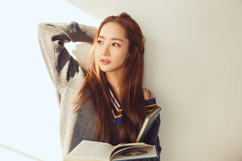 Trong các bức hình, Park Min Young khoe vẻ đẹp rạng ngời, tươi tắn ở tuổi 33.