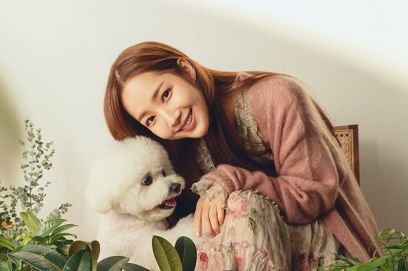 Hiện tại, Park Min Young sống cùng chú chó nhỏ của mình. Theo nữ diễn viên của "Thư ký Kim sao thế", cô thấy ấm áp khi sống cùng chú chó trắng như bông tuyết. Dù mệt mỏi, chỉ cần nhìn thấy Leon, diễn viên thấy vui vẻ, tràn đầy sức sống