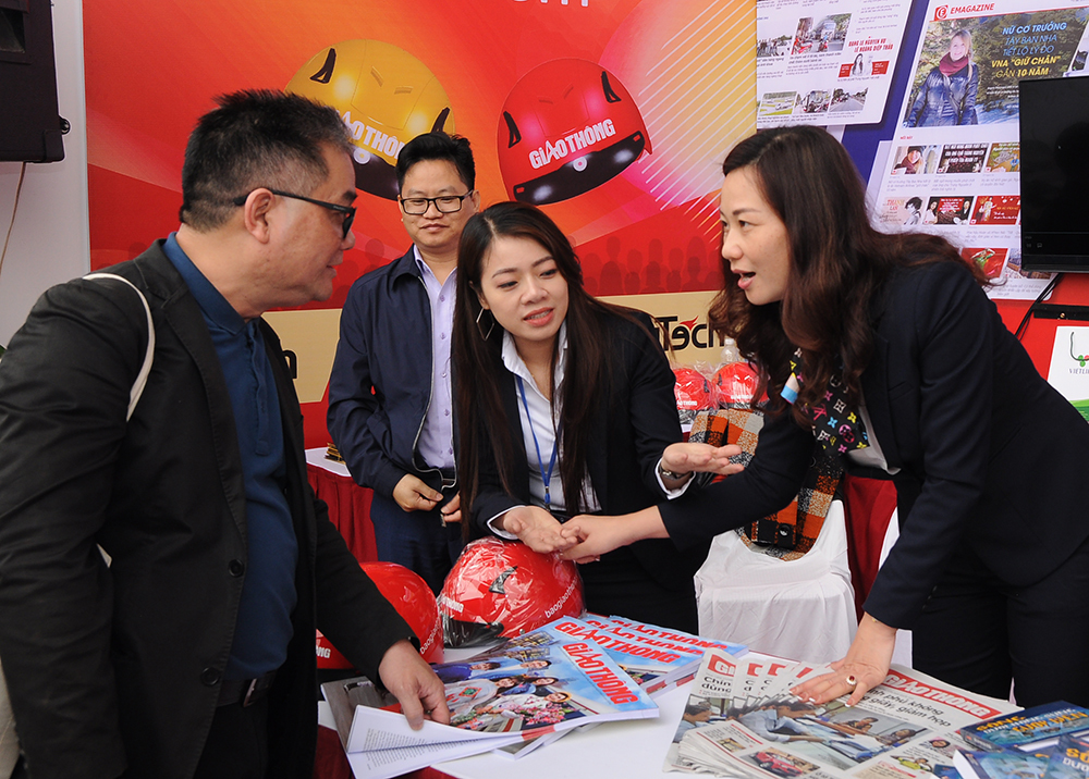 Ph&oacute;ng vi&ecirc;n B&aacute;o Giao th&ocirc;ng giải th&iacute;ch cho kh&aacute;ch tham quan &yacute; nghĩa chương tr&igrave;nh g&oacute;p quỹ Chung tay V&igrave; ATGT