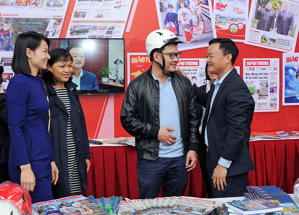 Tham gia Hội b&aacute;o to&agrave;n quốc 2019, gian trưng b&agrave;y b&aacute;o ch&iacute; ng&agrave;nh GTVT vẫn l&agrave; nơi nhộn nhịp, thu h&uacute;t độc giả, kh&aacute;ch tham quan. Đặc biệt, rất đ&ocirc;ng người tham gia chương tr&igrave;nh mua s&aacute;ch, b&aacute;o bốc thăm trả lời c&acirc;u hỏi về Luật Giao th&ocirc;ng Đường bộ. (Tổng bi&ecirc;n tập B&aacute;o Giao th&ocirc;ng Nguyễn B&aacute; Ki&ecirc;n ch&uacute;c mừng người chơi trả lời ch&iacute;nh x&aacute;c c&acirc;u hỏi về Luật Giao th&ocirc;ng Đường bộ v&agrave; tr&uacute;ng thưởng MBH)