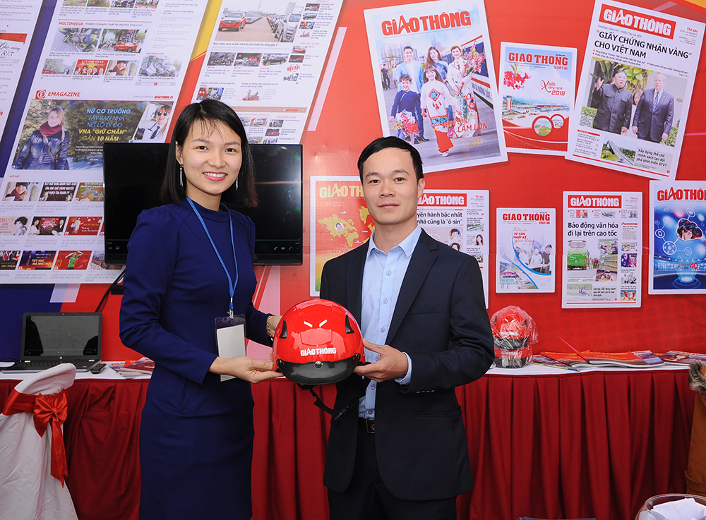 Ph&oacute;ng vi&ecirc;n Th&ugrave;y Dương trao phần thưởng cho độc giả Ho&agrave;ng Văn Nhưỡng, Cầu Giấy, H&agrave; Nội