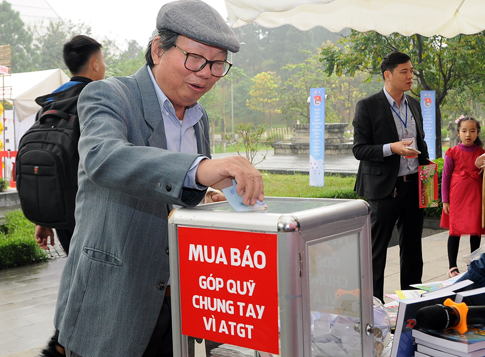 Kh&aacute;ch tham quan vui vẻ g&oacute;p quỹ Chung tay v&igrave; ATGT của B&aacute;o Giao th&ocirc;ng