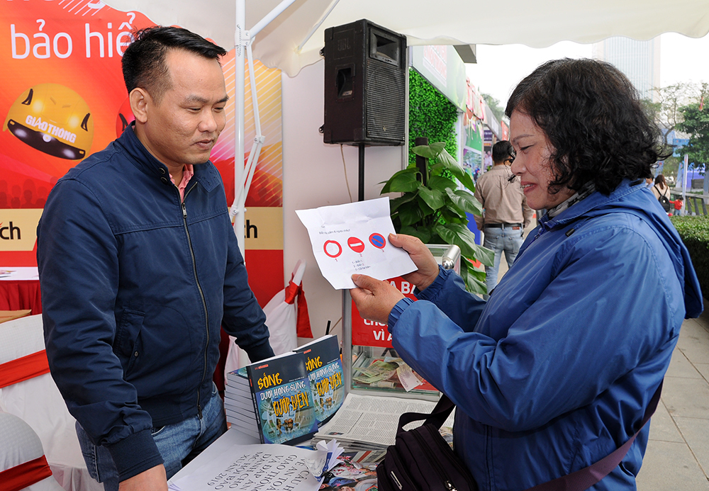 C&ocirc; Nguyễn Thị Mỹ Lợi (phường Đồng Nh&acirc;n, quận Hai B&agrave; Trưng, H&agrave; Nội) trả lời c&acirc;u hỏi "Biển n&agrave;o cấm phương tiện đi ngược chiều?"