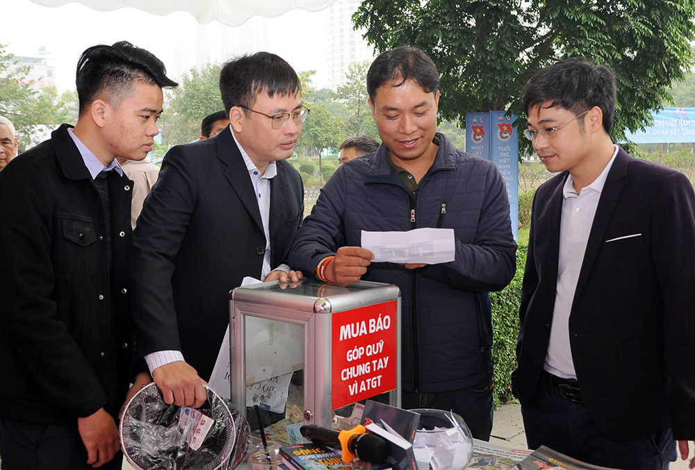 Anh L&ecirc; Văn Học, gi&aacute;m đốc Đ&agrave;i TTTH huyện Hưng H&agrave;, Th&aacute;i B&igrave;nh - đơn vị tham gia Hội b&aacute;o to&agrave;n quốc gh&eacute; thăm gian trưng b&agrave;y b&aacute;o ch&iacute; ng&agrave;nh GTVT